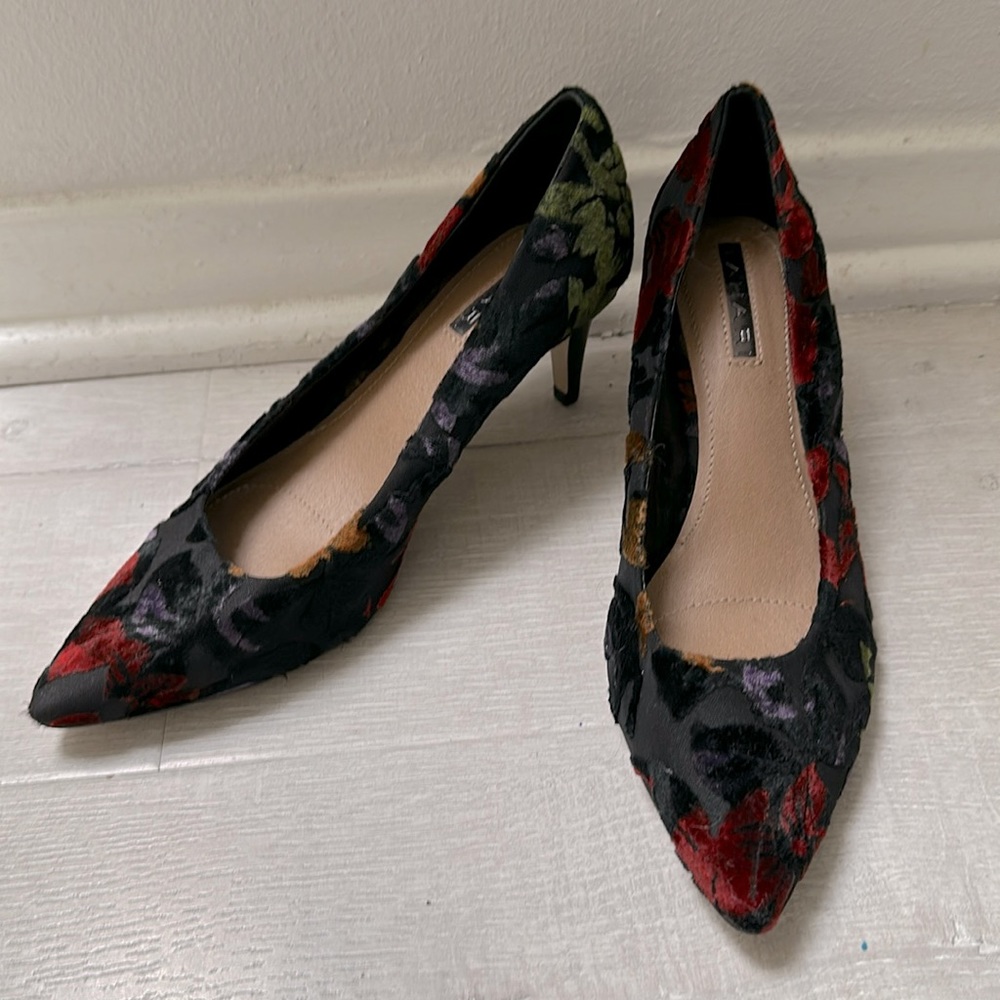 New Tahari velvet high heels size 7.5